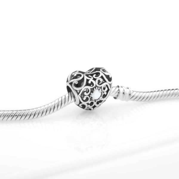 Серебряный шарм Сердце ажурное белое